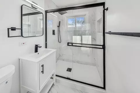 Bath - 1845 Pratt Ave, Des Plaines, IL 60018 photo 1 of 2