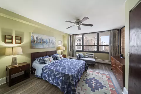 Bedroom - 33 E Cedar St #19E, Chicago, IL 60611 photo 2 of 4