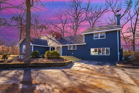 8520 W Pawnee Rd, Palos Park, IL 60464