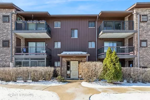 60 W Pier Dr #302, Westmont, IL 60559