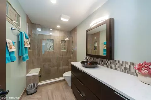 Bath - 90 Willow Rd, Wheeling, IL 60090 photo 4 of 4