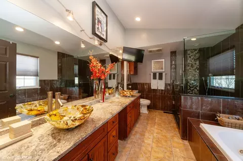 Bath - 90 Willow Rd, Wheeling, IL 60090 photo 1 of 4