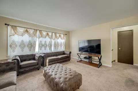 Living - 7237 Park Ave, Summit, IL 60501 photo 7 of 8