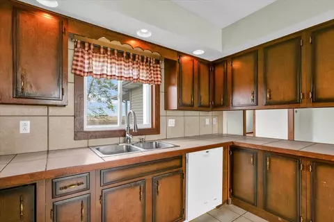 Kitchen - 280 E 2350 North Rd, Ogden, IL 61859 photo 3 of 5