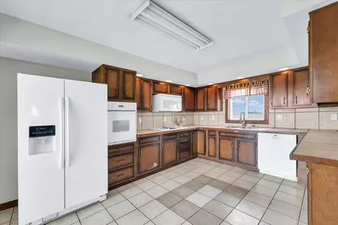 Kitchen - 280 E 2350 North Rd, Ogden, IL 61859 photo 2 of 5