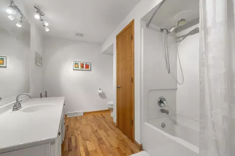 Bath - 751 Scott Dr, Elgin, IL 60123 photo 2 of 3