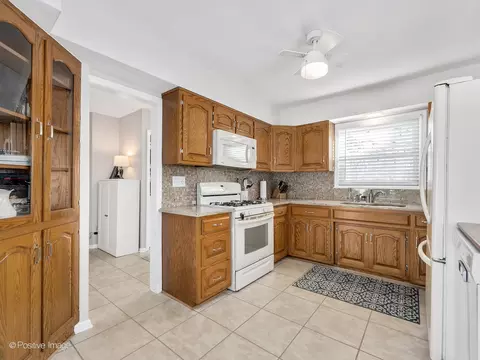 Kitchen - 7225 Central Ave, Burr Ridge, IL 60527 photo 2 of 3