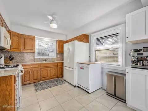 Kitchen - 7225 Central Ave, Burr Ridge, IL 60527 photo 3 of 3