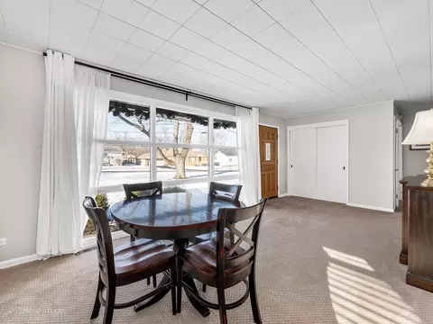 Dining - 7225 Central Ave, Burr Ridge, IL 60527 photo 2 of 4