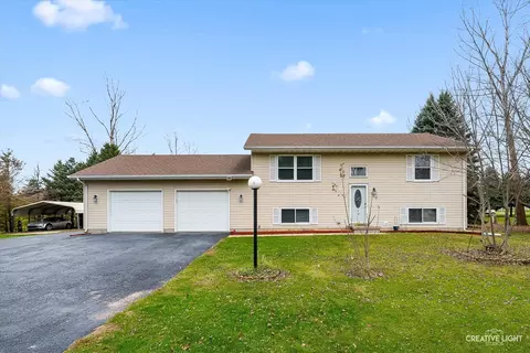 110 Windward Ln, Rochelle, IL 61068