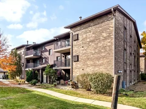59 W 64th St #202, Westmont, IL 60559
