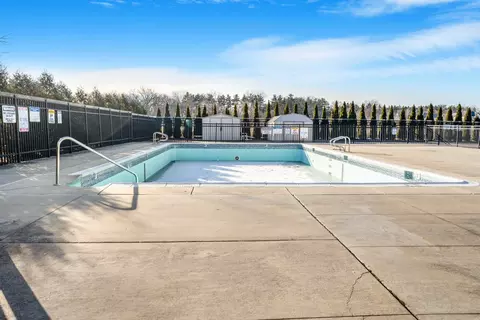 Exterior - 20 B Kingery Quarter Cir #108, Willowbrook, IL 60527 photo 4 of 5