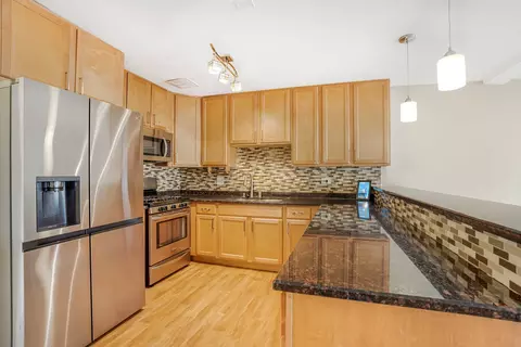 Kitchen - 20 B Kingery Quarter Cir #108, Willowbrook, IL 60527 photo 2 of 2