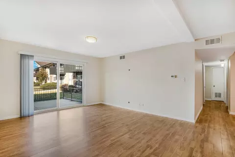 Living - 20 B Kingery Quarter Cir #108, Willowbrook, IL 60527 photo 2 of 4
