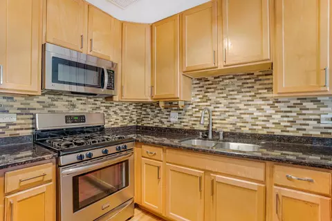 Kitchen - 20 B Kingery Quarter Cir #108, Willowbrook, IL 60527 photo 1 of 2