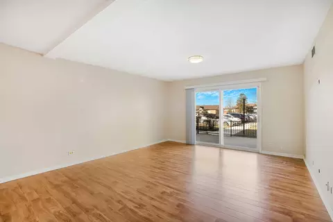 Living - 20 B Kingery Quarter Cir #108, Willowbrook, IL 60527 photo 3 of 4