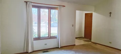 Living - 720 Cheyenne Ln, Elgin, IL 60123 photo 6 of 8