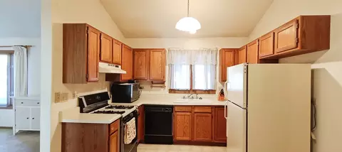 Kitchen - 720 Cheyenne Ln, Elgin, IL 60123 photo 6 of 7