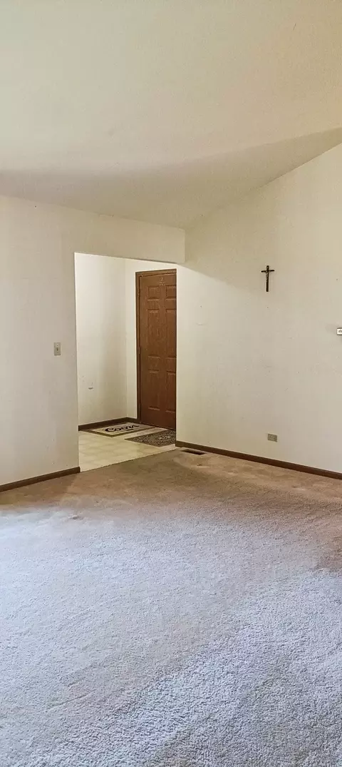 Living - 720 Cheyenne Ln, Elgin, IL 60123 photo 5 of 8