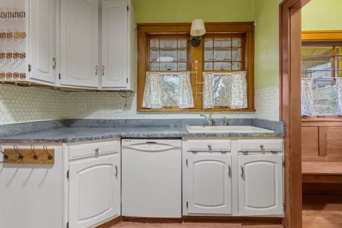 Kitchen - 307 E Griggs St, Mansfield, IL 61854 photo 2 of 4