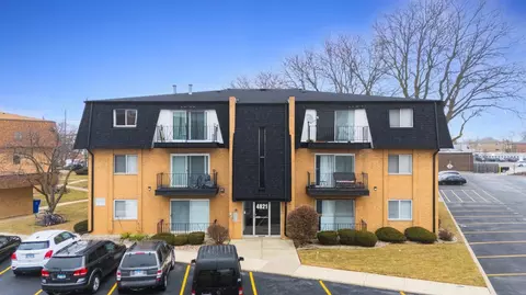 4821 W 109th St #303, Oak Lawn, IL 60453