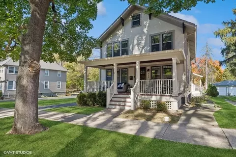 218 W Station St, Barrington, IL 60010