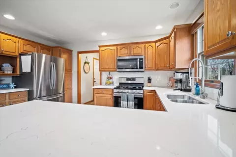 Kitchen - 3304 Stonebridge Dr, Bloomington, IL 61704 photo 2 of 5