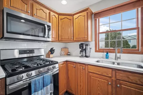 Kitchen - 3304 Stonebridge Dr, Bloomington, IL 61704 photo 4 of 5