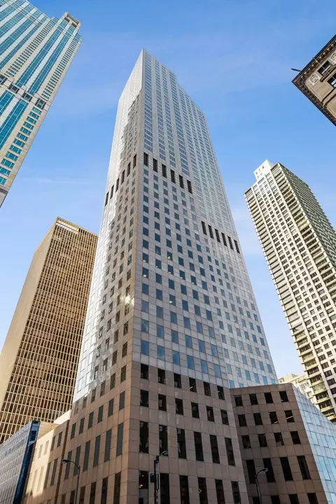 950 N Michigan Ave #2402, Chicago, IL 60611