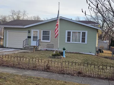 495 Mill St, South Elgin, IL 60177