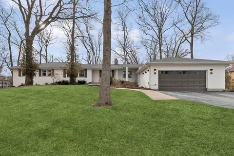 205 Ravine Forest Dr, Lake Bluff, IL 60044