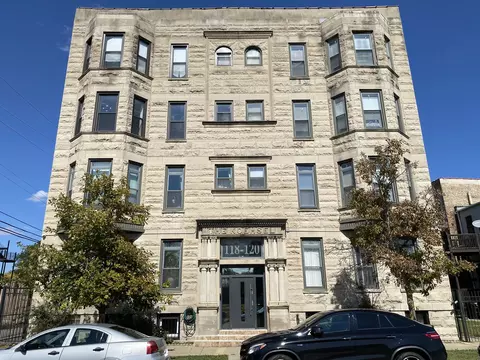 118 E 45th St #401, Chicago, IL 60653