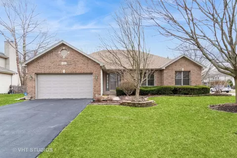 402 Camden Cir, Oswego, IL 60543