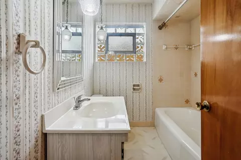 Bath - 7355 W 58th Pl, Summit, IL 60501 photo 1 of 1