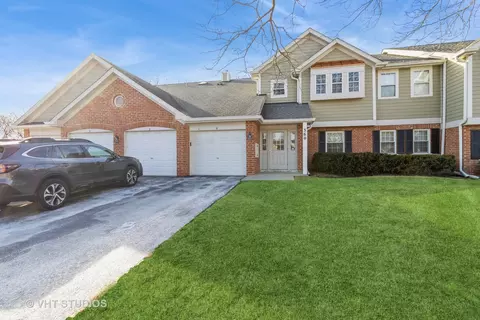 360 Pembroke Ct #1, Schaumburg, IL 60193