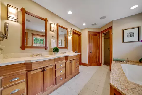 Bath - 751 Moffett Rd, Lake Bluff, IL 60044 photo 1 of 4