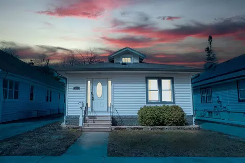 431 Bangs St, Aurora, IL 60505 photo 2