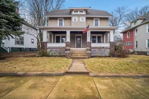 6 Whites Pl, Bloomington, IL 61701