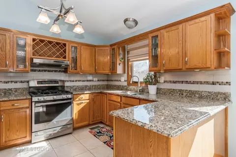 345 Mayfair Dr, Aurora, IL 60504 photo 10