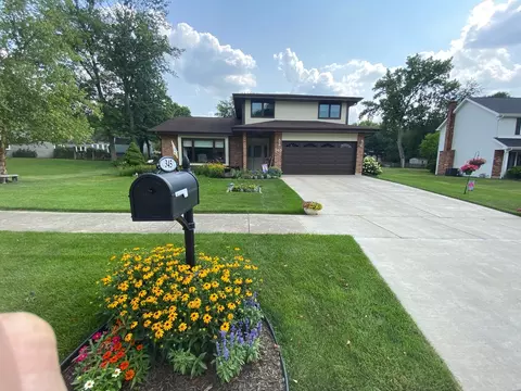 345 Mayfair Dr, Aurora, IL 60504 photo 2