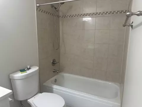 Bath - 547 Vail Ct, Wheeling, IL 60090 photo 3 of 3