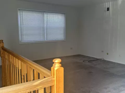 Living - 547 Vail Ct, Wheeling, IL 60090 photo 3 of 4