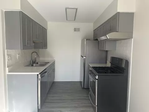 Kitchen - 547 Vail Ct, Wheeling, IL 60090 photo 6 of 7
