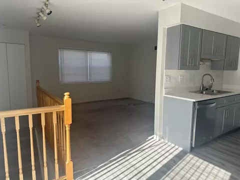 Living - 547 Vail Ct, Wheeling, IL 60090 photo 2 of 4