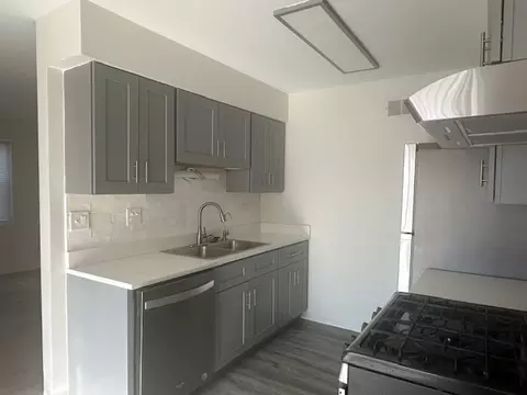 Kitchen - 547 Vail Ct, Wheeling, IL 60090 photo 2 of 7