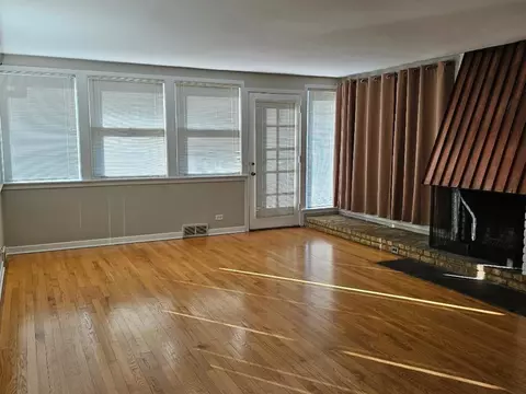 Living - 906 S Main St, Wheaton, IL 60189 photo 3 of 7