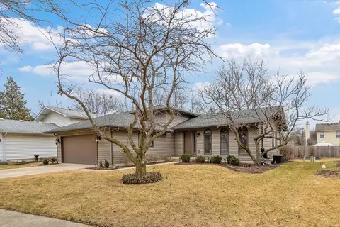 2226 Briarhill Ct, Naperville, IL 60565