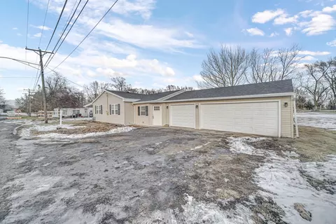 210 E Sheffield St, Saint Anne, IL 60964