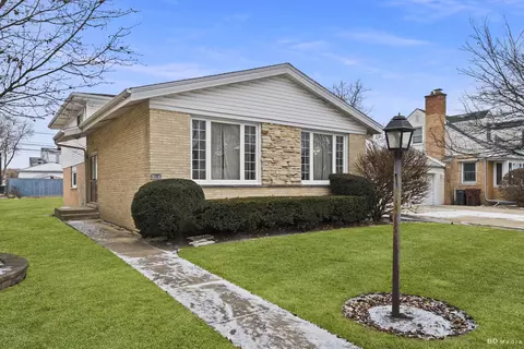 9518 Le Claire Ave, Skokie, IL 60077