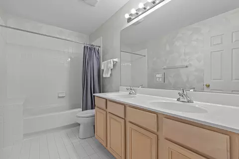 Bath - 4319 Exeter Ln, Northbrook, IL 60062 photo 4 of 4